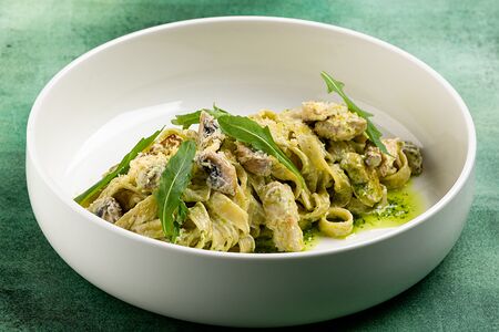 Паста с курицей и грибами