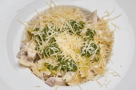 Паста в соусе песто с курицей