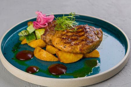 Корейка на гриле с картофельными дольками
