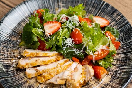 Салат с печеной курицей