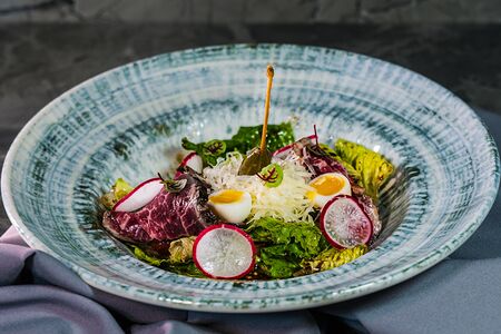 Ростбиф, томаты, романо, пармезан