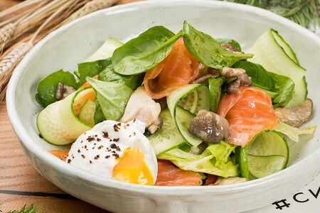 Легкий завтрак с яйцом, салатом и лососем