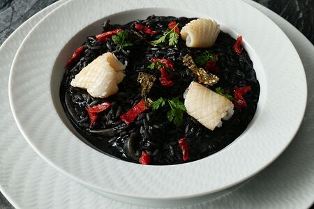 Ризотто с чернилами каракатицы и кальмаром