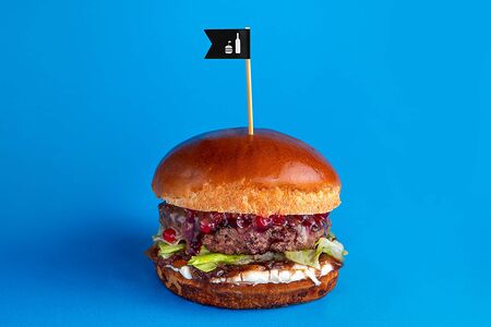 Бургер Скандинавский с брусничным вареньем