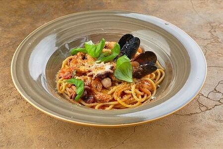 Спагетти с морепродуктами в соусе Наполитано