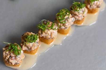 Ролл с угрем на хрустящем рисе