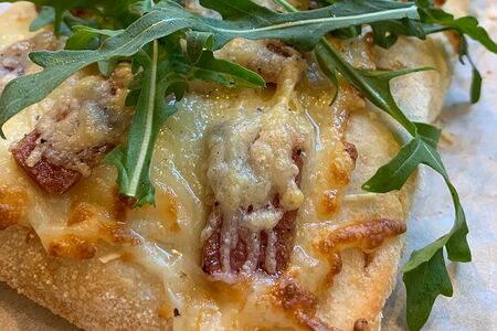 Римская пицца с козьим сыром и трюфелем