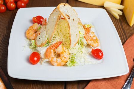 Салат Цезарь с креветками