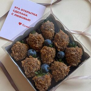 Клубника в шоколаде с вафельной крошкой