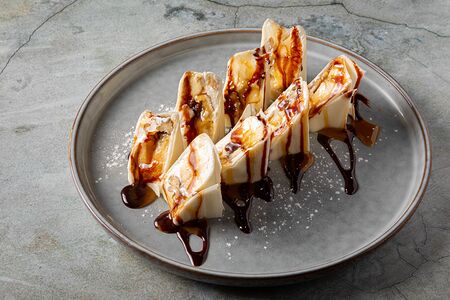 Бананово-ореховый ролл с карамелью и шоколадом