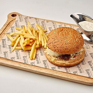 Бургер с мраморной говядиной беконом, халапеньо и картофель фри