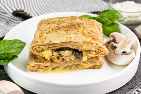 Блин с жюльеном и сливочным сыром