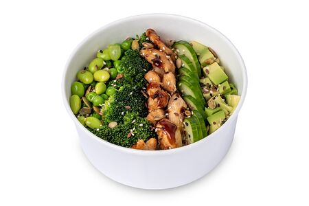 Поке с киноа, цыпленком и зелеными овощами