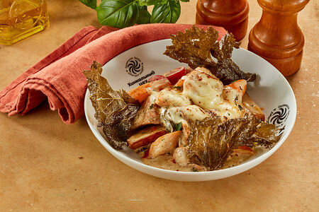 Красная рыба с винoградными листьями под сыром сулугуни