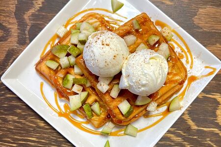 Вафли бельгийские с ванильным мороженым, грушей и карамелью