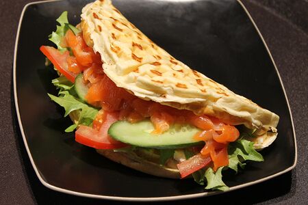 Тортилья с лососем на овсяно-гречневой вафле