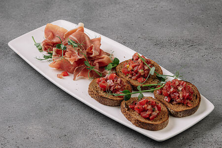 Пармская ветчина с томатным конкассе на брускеттах