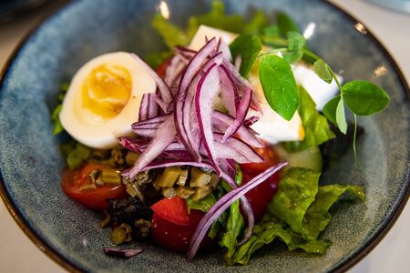 Греческий салат с папоротником орляком