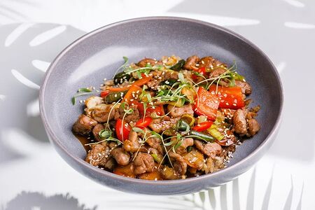 Пряная баранина с жареным рисом