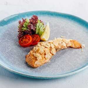 Филе семги в миндальных лепестках