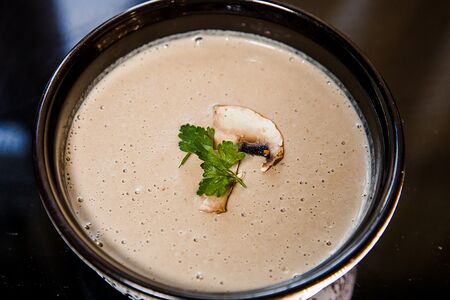 Крем-суп из грибов с хрустящими гренками