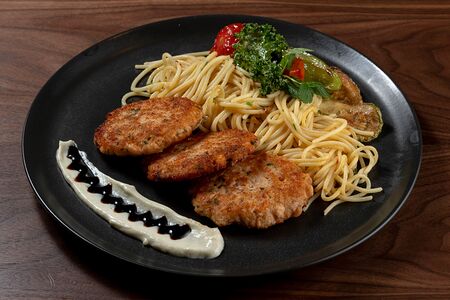 Рыбное кёфте со спагетти