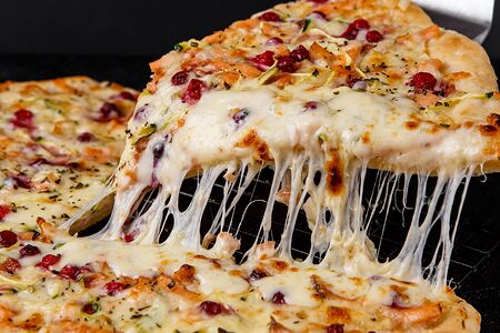 Пицца с копчёным лососем, цукини и брусникой