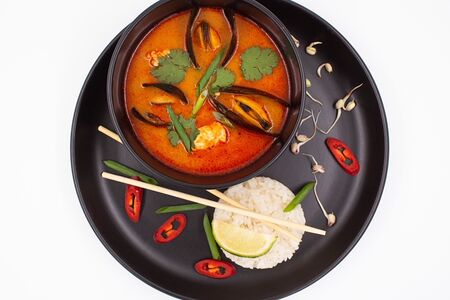 Том ям с морепродуктами 