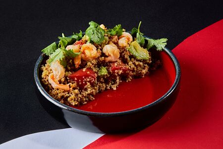 Калифорнийский с киноа и креветками