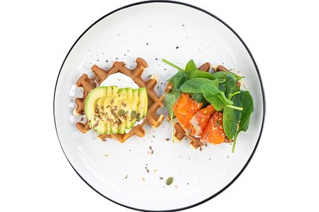 Вафля с лососем и авокадо