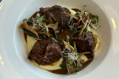 Телячьи щечки с картофельным пюре, вешенками и соусом демигляс