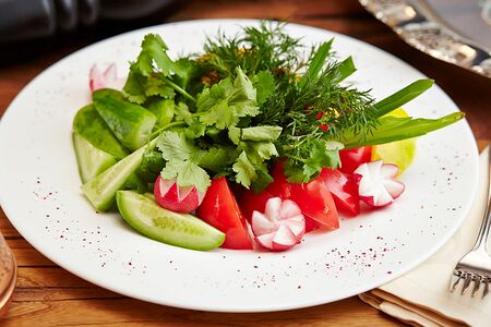 Ассорти из свежих овощей с зеленью