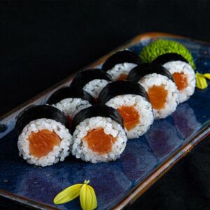 Ролл с лососем