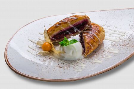 Штрудель с вишней