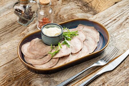 Отварной язык с хреном