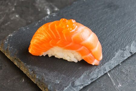 Суши с лососем