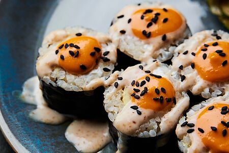 Ролл с хрустящей креветкой и авокадо