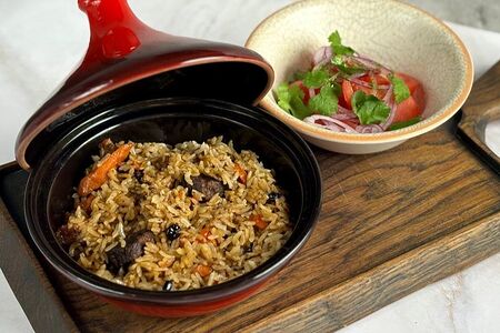 Плов с салатом из свежих помидоров