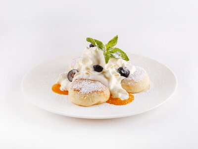 Сырники со сметанным муссом и ягодным пюре