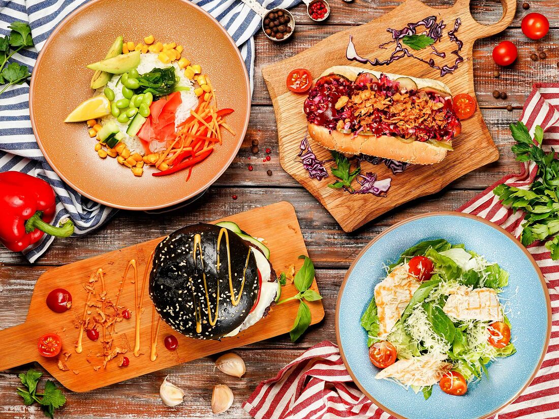 стикер на упаковку для продвижения. Dostavka meal. хот дог греческий. микс ресторан. Cheat meal.