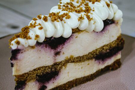 Торт творожный с черникой