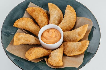 Мини-чебуреки с крабом и креветками