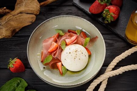 Буррата с прошутто и клубникой