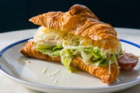 Круассан цезарь с курицей