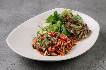 Тёплый салат с телячьей вырезкой и овощным фрикассе в Паназиатском соусе