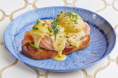 Бенедикт на хале с лососем