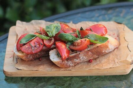 Брускетта с черри и базиликом