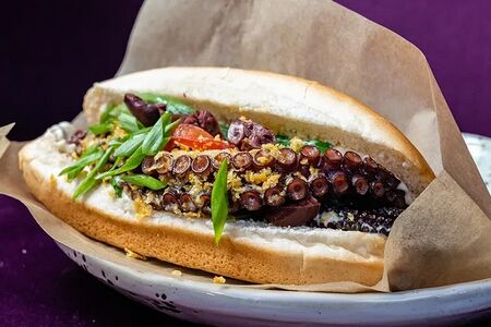 Хот-дог с щупальцей осьминога