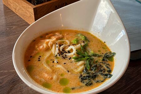 Сливочный рамен с креветками и лососем от шеф-повара