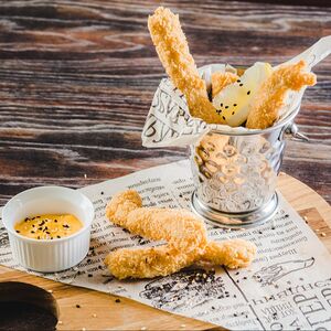 Чикен фингерс с сырным соусом